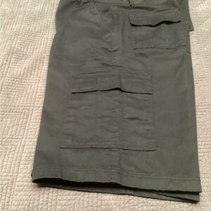 RB Vintage Men's Black Cargo shorts, size 36, inseam 13.5”.    92